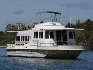 10 Things You Must Know Before Renting a Houseboat